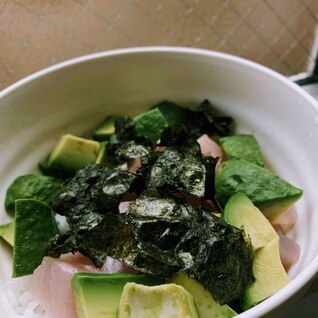 絶品！アボカドとマグロ丼のわさび醤油がけ